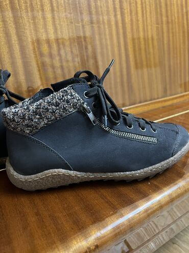 утепленные мужские ботинки: Продаю женскую обувь, бренд Rieker ( практически новая) утепленная