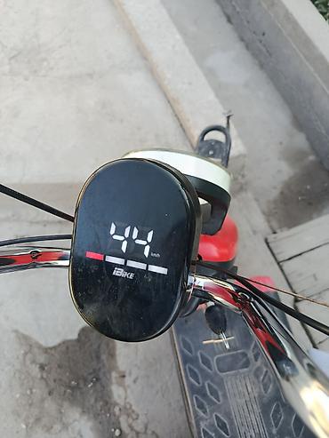 mini kuper: Электроскутер iBike красного цвета. Компактная городская модель с — 1