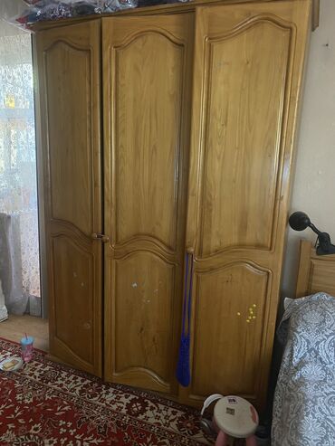 кресло для барбера: Продается трехстворчатый шкаф из карагача. Прослужит вам ещё 50 лет