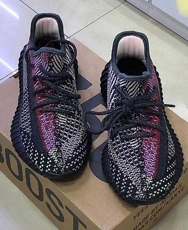 Patike: Yeezy modeli od 36 do 46 za samo 4000 din
pb — 10