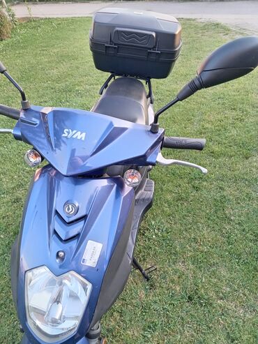 Ostali motocikli i skuteri: SYM skuter u plavoj boji, idealan za gradsku vožnju. Poseduje udobno na lalafo.rs — 9 Ostali motocikli i skuteri: SYM skuter u plavoj boji, idealan za gradsku vožnju. Poseduje udobno — 9
