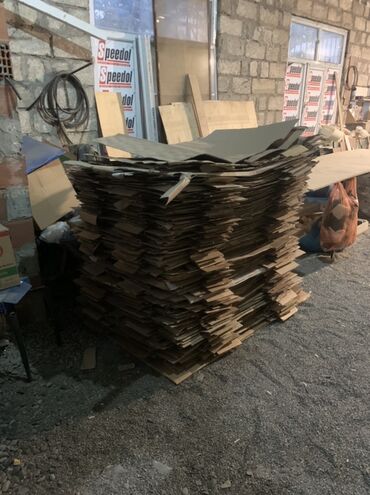 Konteynerlər: Karton Qutu Ölcü Eni 40sm Hündürlük 50sm Uzunu 60sm. Qiyməti 1əd 4azn — 13