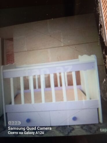cilek mebel: Oğlan və qız üçün, İşlənmiş, Dördbucaq, Beşik, Matras ilə, Yellənmə mexanizm ilə