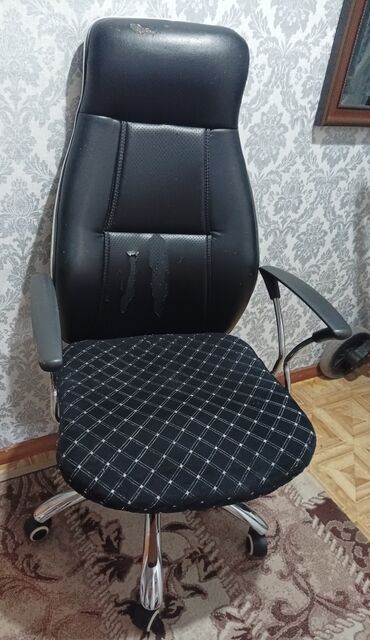 стул для офиса купить: Продаю компьютерное кресло спинка внешне пострадала от кошки, набивка
