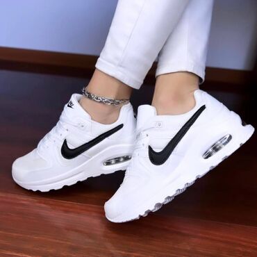 Patike: Nike air max command patike

Novo
Brojevi 36 do 41 — 12
