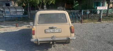 бампер на гольф 2: Bej rəngli, retro üslubda "VAZ-2102" modeli, baqaj hissəsində geniş