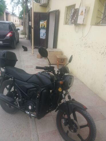 moped bagaj: Polad motoskileti evel qrmz idi indi qaraldmsq usdunde kasqa ve