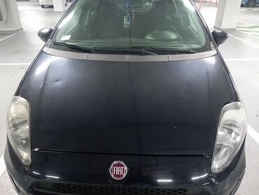 Fiat: Unutrašnjost automobila Fiat hečbek, sa tamnom unutrašnjošću i — 16