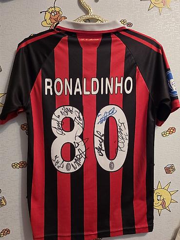 майку: Футбольная майка AC Milan с вертикальными красно‑чёрными полосами, имя — 1