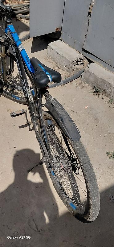 Dağ/şossə tipli velosiped - Rəng: qara-mavi - Güclü alüminium gövdə -