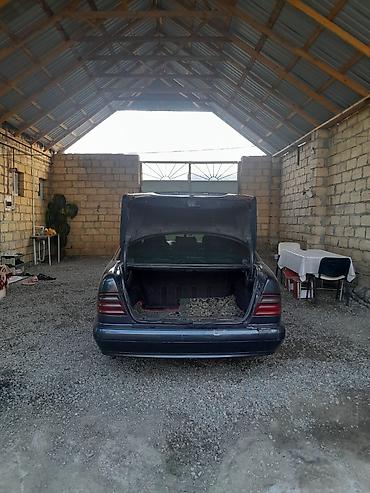 bmw 320 1996: Mercedes-Benz E 220: 2.2 l | 1999 il Sedan — 4