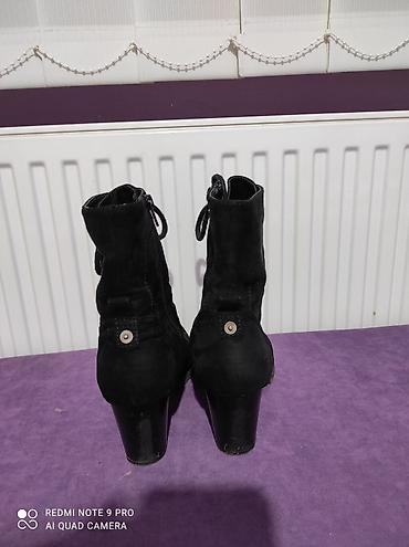 jordan helanke: Crne cizmice velicina 39, duzina gazista 25, visina stikle 6 cm — 6