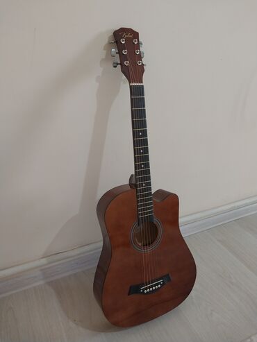 гитара 2500: Срочно продаётся акустическая гитара 38 размер в новом состоянии не