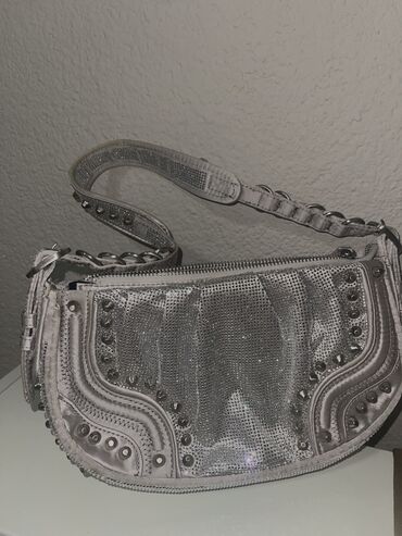 srebrna kajla sa krstom: Elegantna torbica, Zara