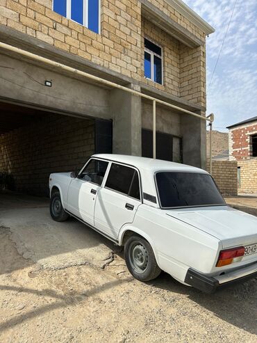 VAZ (LADA): Lada 2107 model ağ rəngli sedan avtomobil. Bu model, öz dözümlülüyü və — 7