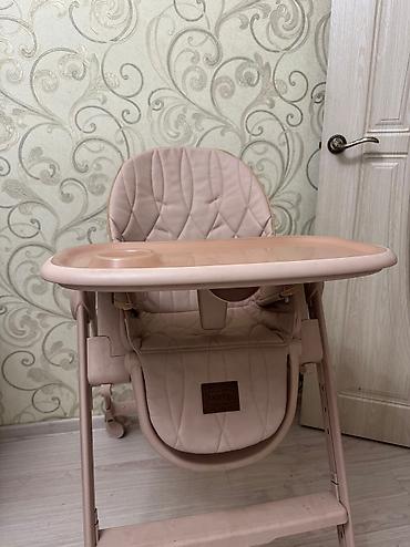 Стульчики для кормления: Стульчик для кормления в нейтральной цветовой гамме. Оснащен — 9