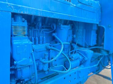 Тракторы МТЗ (Беларус): Трактор МТЗ 80 синего цвета с кабиной. Оборудован передними фарами и — 2