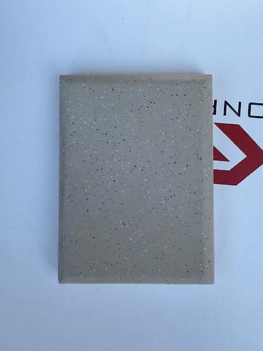 Digər divar panelləri: Kvars kompozit (engineered stone) səthlər – açıq bej-boz tonlarda — 15