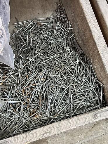 Строительные гвозди россыпью. Металлические гвозди с плоской шляпкой