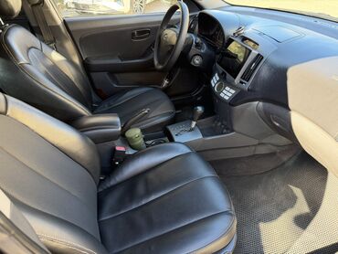 Hyundai: Hyundai Elantra sedan - Korpus: 4 qapılı sedan, qara rəng - Mühərrik — 10