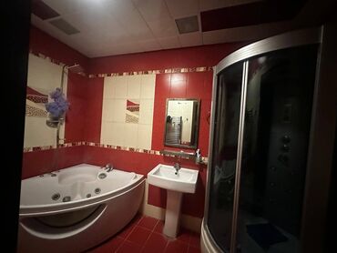 Uzunmüddətli kirayə mənzillər: 3 mkr dairəsində,14 mərtəbəli binanın 9-cu mərtəbəsində, 3 otaqlı — 11