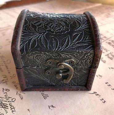 Stare vaze i dekor: Mali drveni kovčežić. Mali drveni kovčežić sa metalnim šarkama i — 1