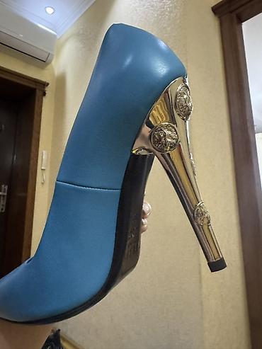 Tuflilər: Original Versace Versus. 650 manata alınıb. Mavi dəri metal dekorlu — 1