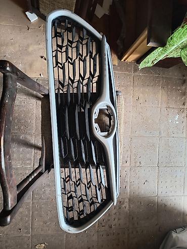 masin sat: Toyoto Highlander uçun radiator barmaqlığı və ön sol fara qəzalıdır — 1