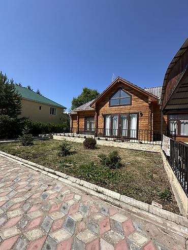 Продажа коттеджей и домов: Просторный деревянный дом с благоустроенным участком и большой крытой — 1