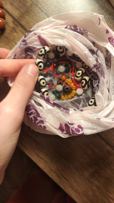 Muncuqlar: Qolbağlar təbii daşlardan. qiymət daşa və ölçüyə gorə. Muncuq dəsti – — 9