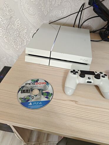 playstation 4 оптом: Игровая консоль Sony PlayStation 4 в белом корпусе. В комплекте два
