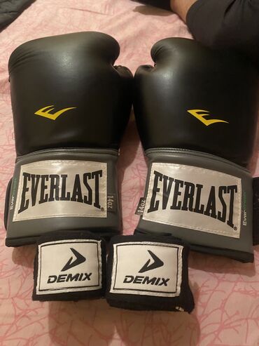 вратарские перчатки: Продам новые боксерские перчатки, 14 размер, с бинтами