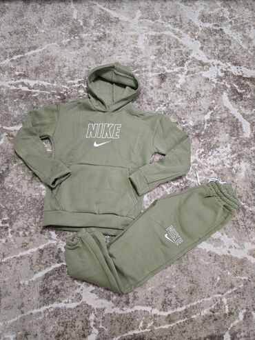 Gornji i donji deo: Termo zenske od S do 2XL Vezen znak
Cena 3300 din — 8