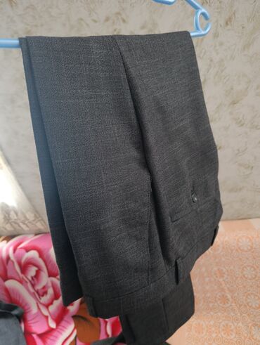 Kostyumlar: Boz rəngdə klassik kişi kostyum dəsti. Tərkib:Kastuyum yeni alinib — 5