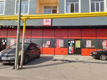 Kommersiya daşınmaz əmlakının satışı: Market satilir. Bineqedi merkez. üzərində 3 dənə 2 otaq ev. Evlərdə