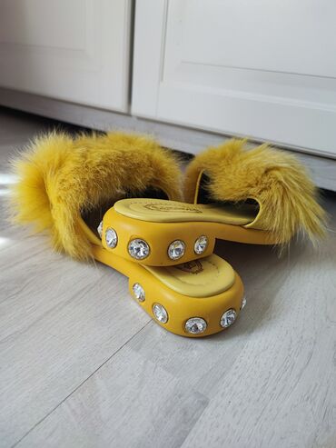 Slippers: Fashion slippers, 37