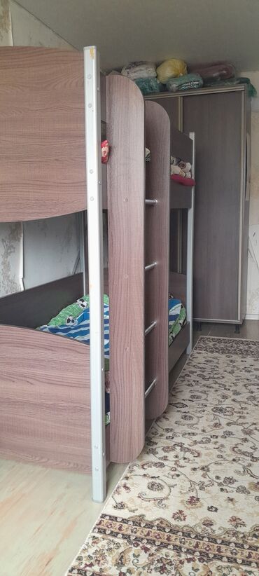 двухъярусная кровать со столом и шкафом внизу: Двухъярусная Кровать, Б/у