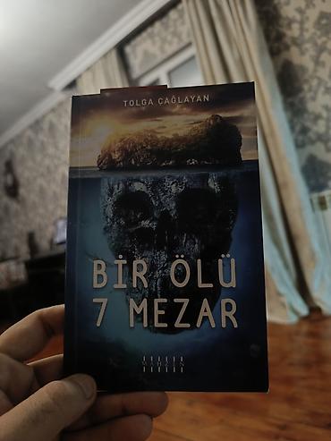Bədii ədəbiyyat: “Bir Ölü 7 Mezar” – Tolga Çağlayan Nəşriyyat: Mahzen Yayıncılık Janr — 1