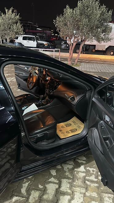 elektrikli maşınlar: Chevrolet Cruze Sedan – qara rəng, aerodinamik kuzov və LED ön/arka — 2