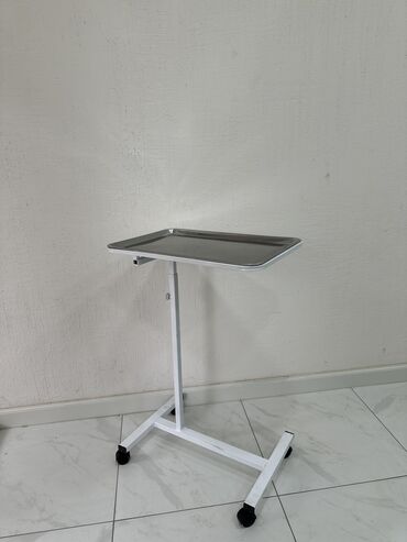 столик медицинский: Столик для медсестры. Съемный поднос. Прочная конструкция, В наличии и