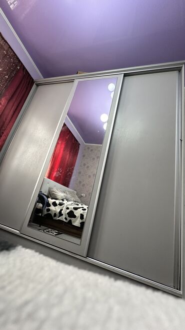 шкаф 3 дверный с зеркалом: Спальный гарнитур, Шкаф, Комод, цвет - Серый, Б/у