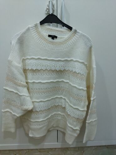 Koftalar, sviterlər: İsti triko sviterlər çox az geyinilib, her biri 7 azn — 7