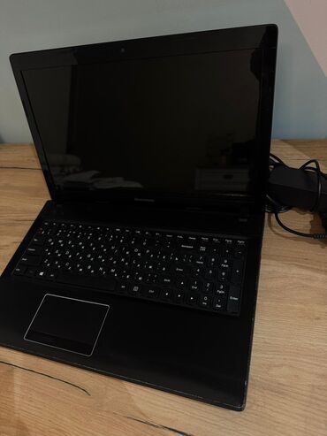 Lenovo: Lenovo noutbuk – klassik qara korpusda, tam ölçülü klaviatura və geniş