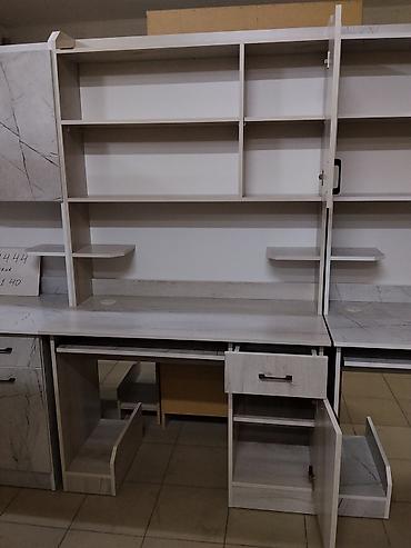 полка настольная: Комплект: письменный стол со стеллажом-надстройкой и закрытыми — 3