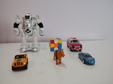 детская машинки: Продам игрушки робот,3 машинки,кубик рубик,фигурка собаки вместе 950