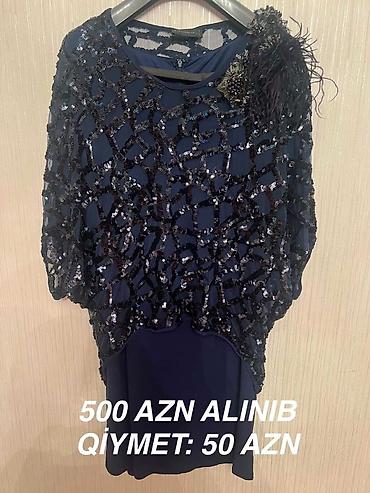 tornado 7000: Bu, tünd göy rəngdə, payetli və lələk detallı qadın paltarıdır. Yuxarı — 1