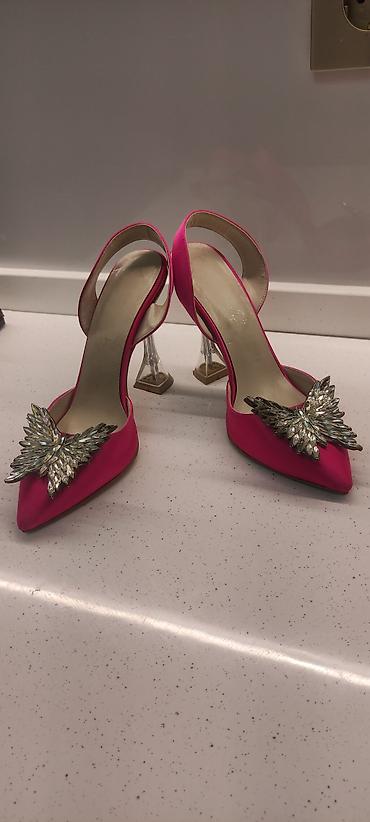 Tuflilər: Qadın geyimi – parlaq çəhrayı satenden açıq arxalı (slingback) — 4