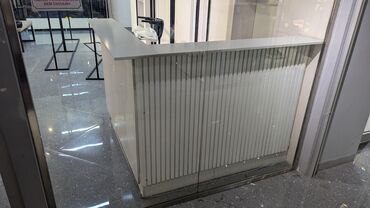 прием пластиковых ящиков: Стойка ресепшн, Материал: Дерево, 117 см * 155 см * 155 см, Б/у