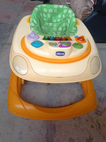 uşaq üçün traktor: Chicco markalı uşaqlar üçün yerimə aparatı. Yaşıl oturacağı və