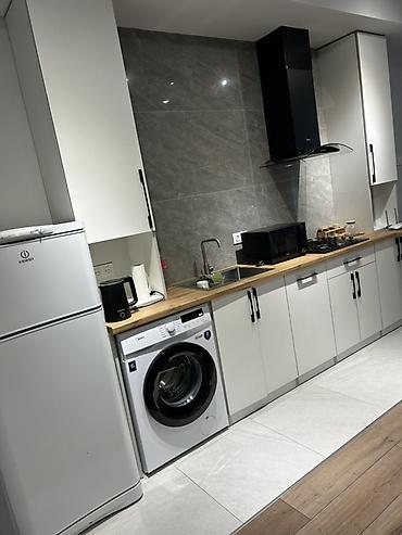 silver kitchen: Кухня-столовая и прихожая со встроенной техникой и мебелью — 1